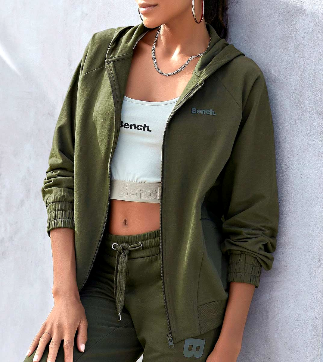 Bench Freizeitanzug Jogginganzug oliv Gr.40/42