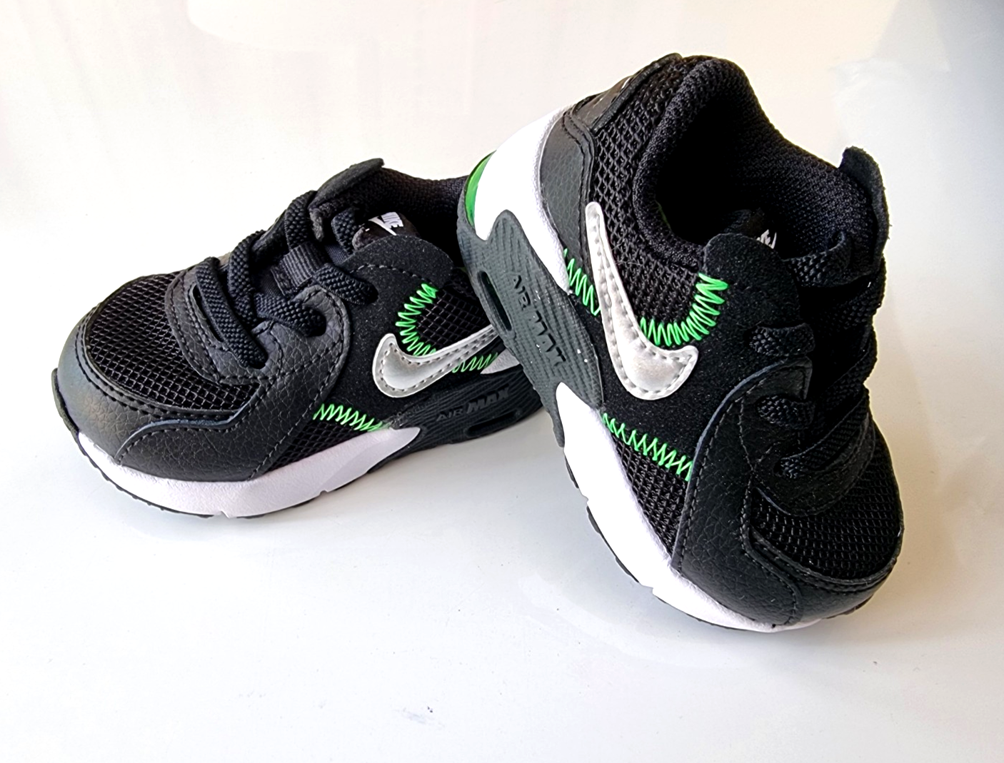 Nike Air Max excee Baby Leder schwarz grün swoosh silber Gr. 19