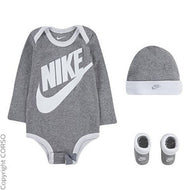 NIKE DREITEILIGES BABY SET GR. 68 / 6-12 BODY MÜTZE SCHÜHCHEN GRAU
