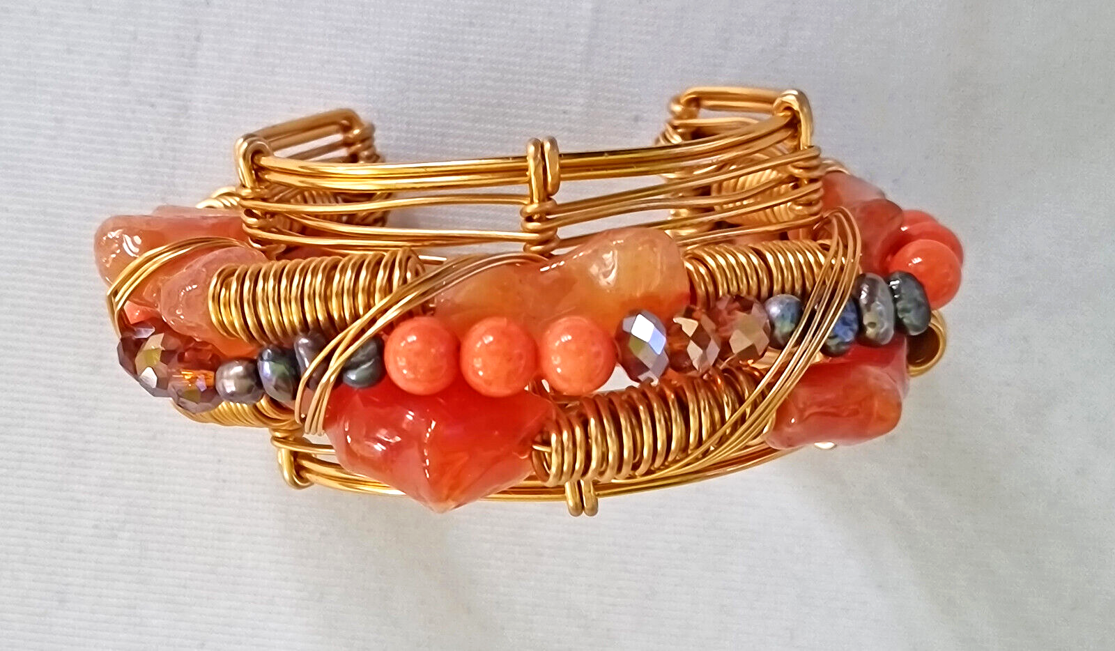 Armreif mit Rosenquarz und Zierperlen