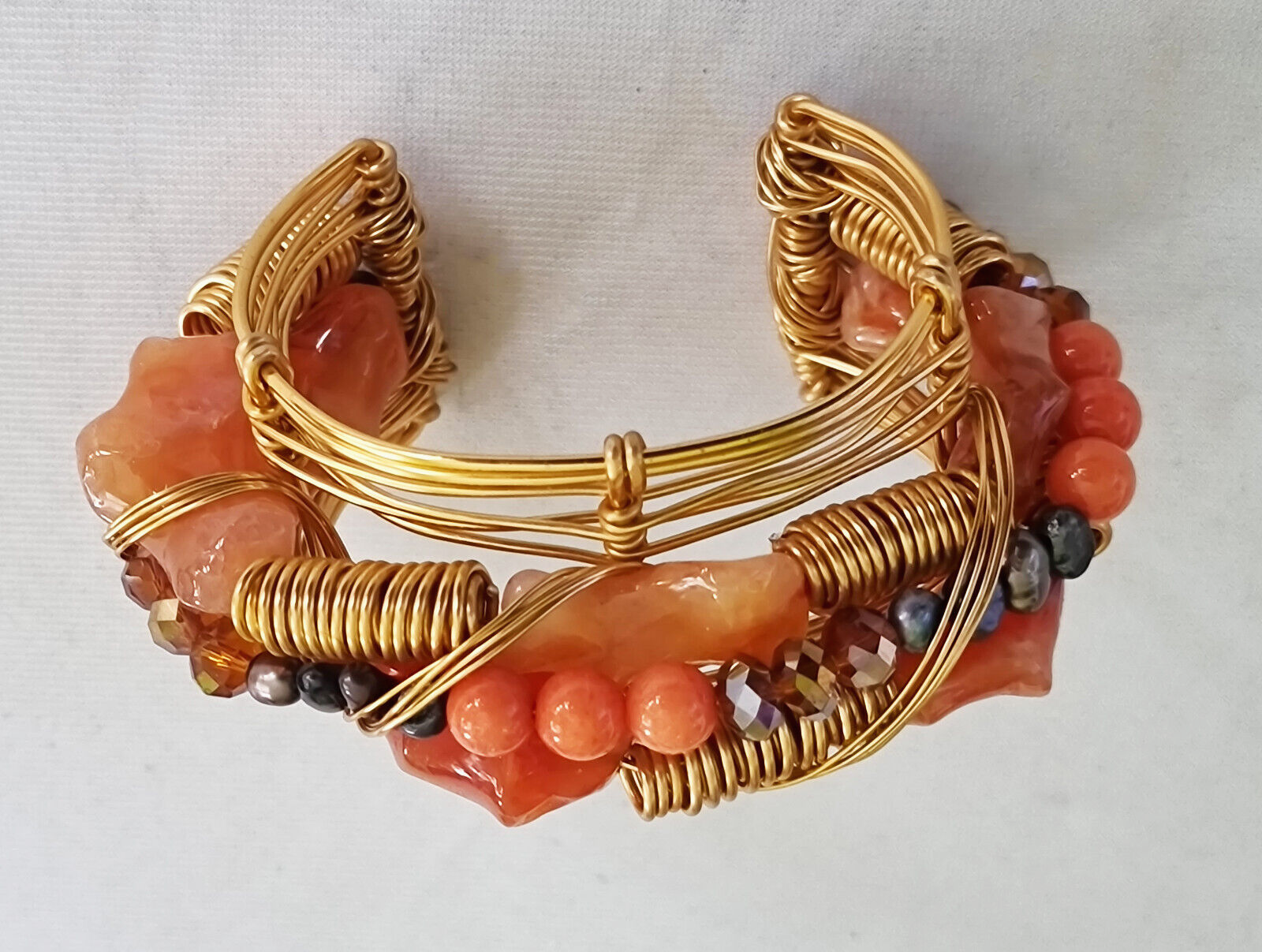 Armreif mit Rosenquarz und Zierperlen